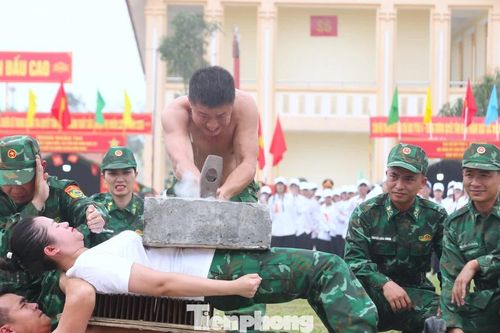 Thót tim với màn nằm trên mảnh chai, bàn chông phá đá của người lính biên phòng