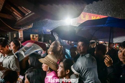 Hàng nghìn người xếp hàng dưới mưa để xin ấn đền Trần