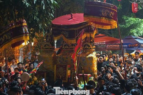 Rước kiệu ra sông Hồng lúc rạng sáng