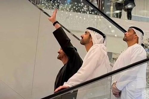 UAE hứng loạt hỏa lực của Iran, lãnh đạo xuất hiện tại trung tâm thương mại