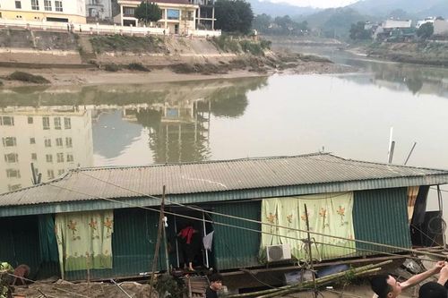 Nhà bè tại Tuyên Quang bị nghiêng, người dân trình báo vàng rơi xuống sông