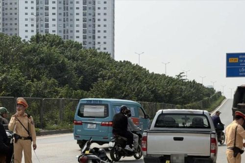 Hà Nội: Tạm giữ hình sự tài xế xe bán tải chèn ngã 3 người đi xe máy