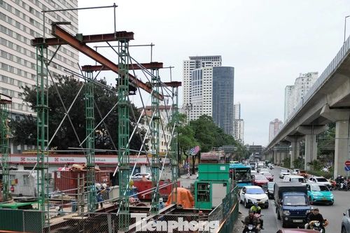 Hàng rào dự án xử lý nước thải vẫn nằm trên đường, gây ùn tắc giao thông