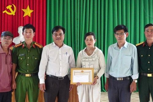 Người phụ nữ lao ra sông giải cứu 2 thanh niên giữa lằn ranh sinh tử