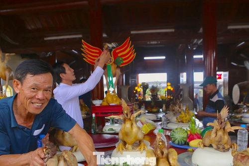 Cả làng thức dậy từ 3h sáng, làm gà 'bay' dâng tổ tiên ngày Rằm tháng Giêng