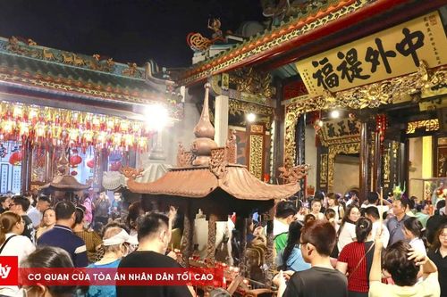 Chùa Ông tấp nập ngày Rằm tháng Giêng