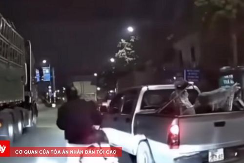 Tạm giữ tài xế xe bán tải tạt đầu xe máy khiến 3 người ngã xuống đường
