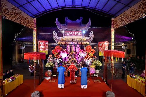Long trọng lễ phát lương Đức Thánh Trần đền Trần Thương