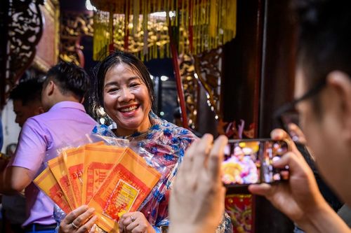 Vạn người đội mưa, xếp hàng xin ấn đền Trần