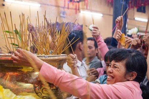 Nghẹt thở dòng người vây kín chùa Bà, giành nhau bóc tro lấy lộc đầu năm