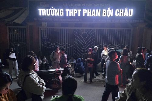 Phụ huynh Hà Nội xếp hàng từ 1h sáng, tự lập danh sách 'đặt chỗ' lớp 10 cho con