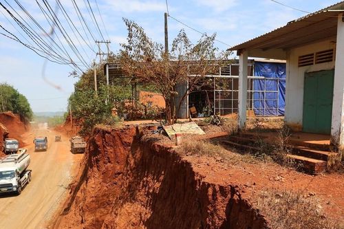 Di dời hàng loạt căn nhà nằm chênh vênh trên vách đất tại dự án đường ở Đồng Nai