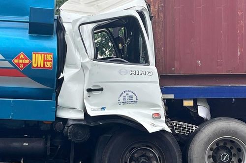 Xe bồn tông đuôi xe container dừng đèn đỏ ở cửa ngõ TPHCM, tài xế kẹt trong cabin