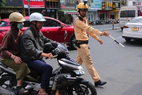 Cố tình 'tranh đường' với tàu hỏa, nhiều người bị CSGT TPHCM phạt nặng