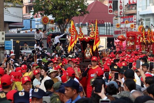 Dân thập phương đổ về chùa Bà Bình Dương xem rước kiệu, xin lộc đầu năm