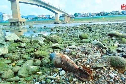 Lộ nhiều đạn pháo, vũ khí còn khá nguyên vẹn dưới lòng sông Đà