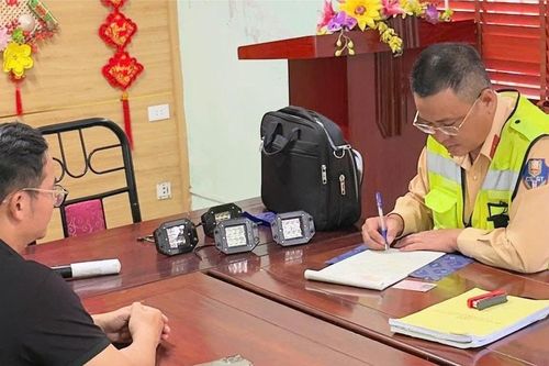 Xử phạt tài xế xe bán tải lắp đèn chiếu sáng phía sau gây chói mắt trên Quốc lộ 1A