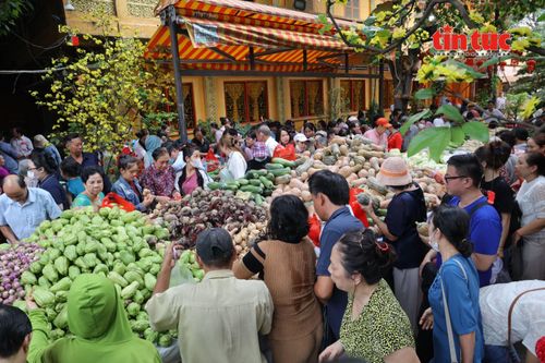 Lan tỏa yêu thương từ 'siêu thị 0 đồng' tại chùa Chandarangsay