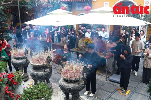 Người dân đến chùa gửi gắm ước nguyện bình an ngày Rằm tháng Giêng