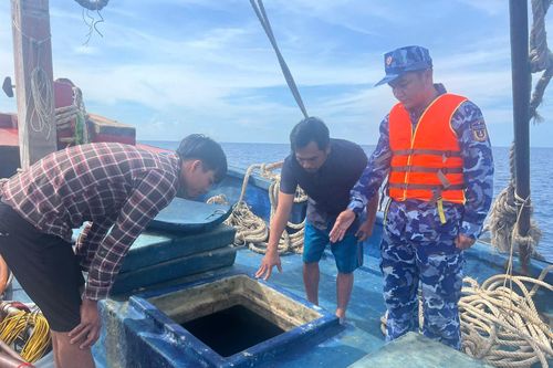 Cảnh sát biển bắt giữ tàu cá vận chuyển trái phép 40.000 lít dầu DO