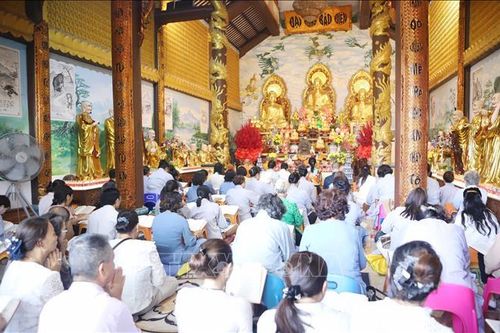 Gìn giữ bản sắc văn hóa Việt tại Lào trong dịp Rằm tháng Giêng