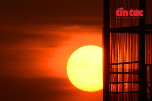 Mặt trời như 'trứng muối' nhuộm cam bầu trời TP Hồ Chí Minh