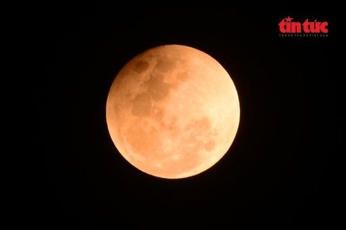 Chiêm ngưỡng khoảnh khắc 'trăng máu' đỏ rực bầu trời TP Hồ Chí Minh