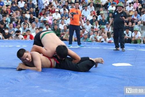 Hàng nghìn người xem trai làng phô diễn sức mạnh đầy kịch tính trong hội vật đầu xuân