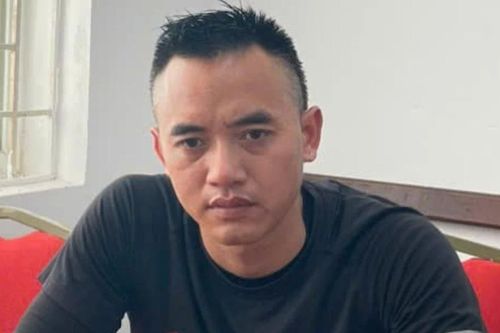 Tạm giữ tài xế ô tô bán tải tạt đầu xe máy chở phụ nữ và trẻ nhỏ, suýt gây tai nạn nghiêm trọng