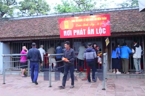 Tấp nập người dân, du khách đến xin lộc ấn đền Trần