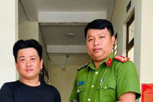 Nhặt được món đồ đặc biệt khi khơi thông cống nước, người đàn ông tức tốc báo Công an