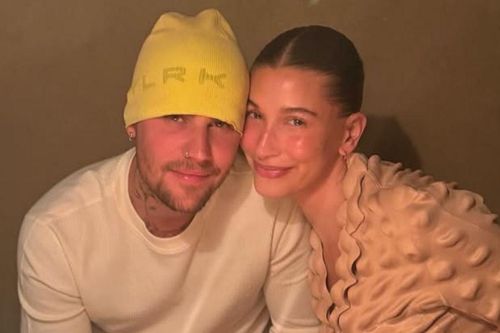 Hailey Bieber diện đồ vintage trong sinh nhật Justin