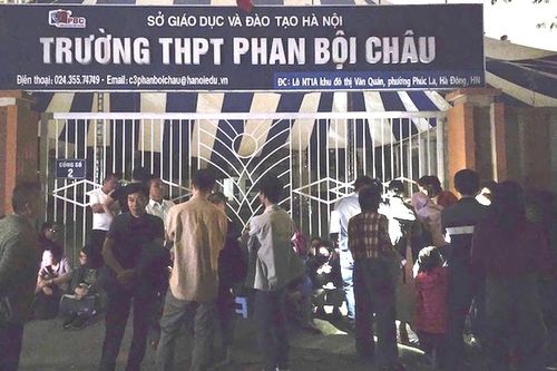 Phụ huynh trắng đêm chờ số đăng ký vào lớp 10, trường bất ngờ dừng nhận hồ sơ trực tiếp