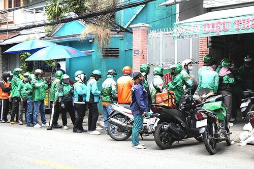 TPHCM: Các dịch vụ chay quá tải trong ngày Rằm tháng Giêng