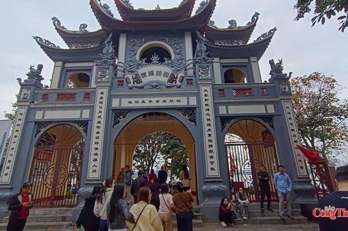 Rằm tháng Giêng, người dân nườm nượp đi lễ Phủ Tây Hồ