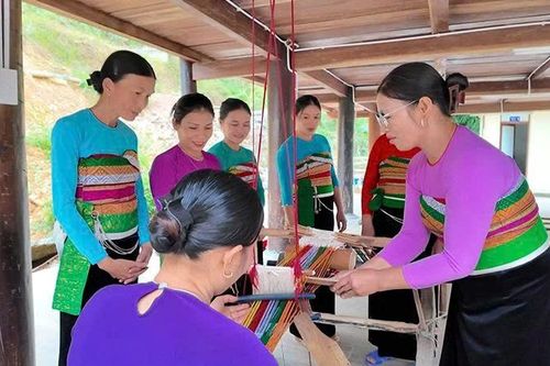 Những 'đóa hoa' nở giữa ngàn mây (Bài 2): Giữ gìn bản sắc