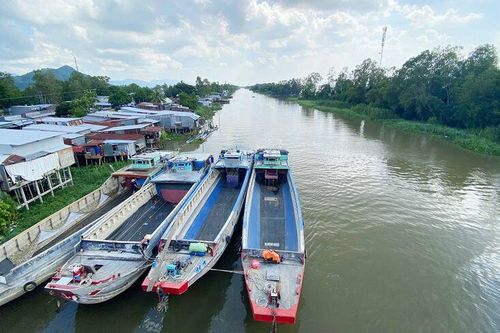 Dòng kênh trên đồng tứ giác