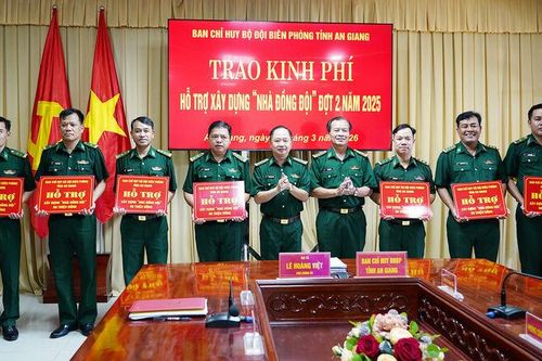 Bộ đội Biên phòng tỉnh An Giang trao kinh phí hỗ trợ xây dựng 7 căn nhà đồng đội