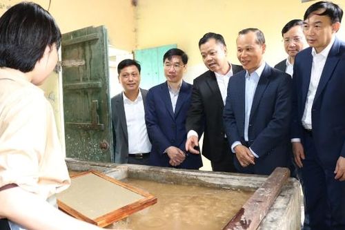 Phó Chủ tịch Thường trực UBND tỉnh Mai Sơn thăm một số cơ sở sản xuất giấy dó Đống Cao