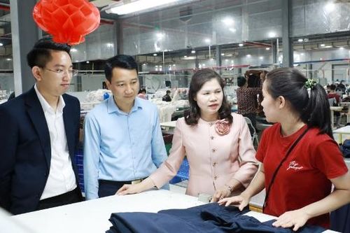 Phó Chủ tịch HĐND tỉnh Lâm Thị Hương Thành thăm, động viên công nhân, doanh nghiệp tại xã Hoàng Vân