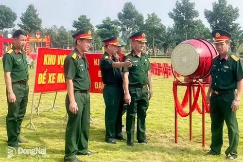 Đại tá Bùi Đăng Ninh kiểm tra các điểm giao quân tại Ban Chỉ huy phòng thủ khu vực 4 - Bình Long