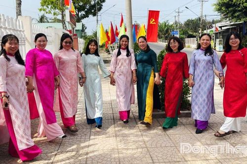 Phụ nữ xã Long Bình rạng rỡ hưởng ứng 'Tuần lễ Áo dài' năm 2026