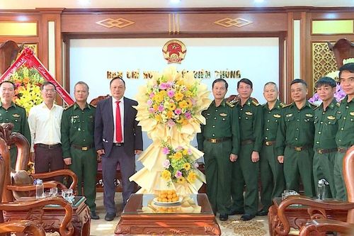 Phó Chủ tịch UBND tỉnh Dương Mah Tiệp thăm, chúc mừng Ban Chỉ huy Bộ đội Biên phòng tỉnh nhân ngày 3-3