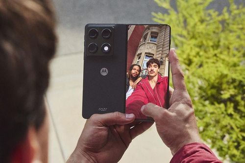Motorola Razr Fold trình làng: Màn hình gập ngang 6,200 nits, chip Snapdragon 8 Gen 5