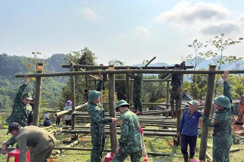 Cán bộ, chiến sĩ Đồn Biên phòng Ba Nang dựng nhà tạm giúp hộ dân bị hỏa hoạn