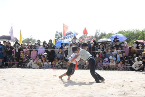 Sôi nổi, hào hứng hội vật làng Trung An