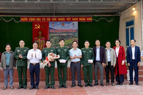 Thàng Tín vui Ngày hội Biên phòng toàn dân