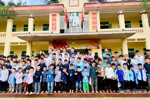 Xã Hùng Lợi trao 250 áo sơ mi cho học sinh khó khăn