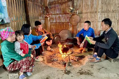 Đoàn thanh niên xã Hùng Lợi tuyên truyền công tác bầu cử