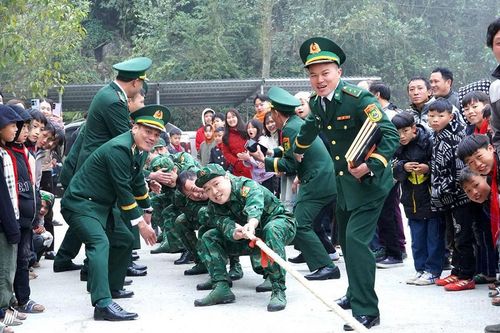 Xã Sơn Vĩ rộn ràng Ngày hội Biên phòng toàn dân